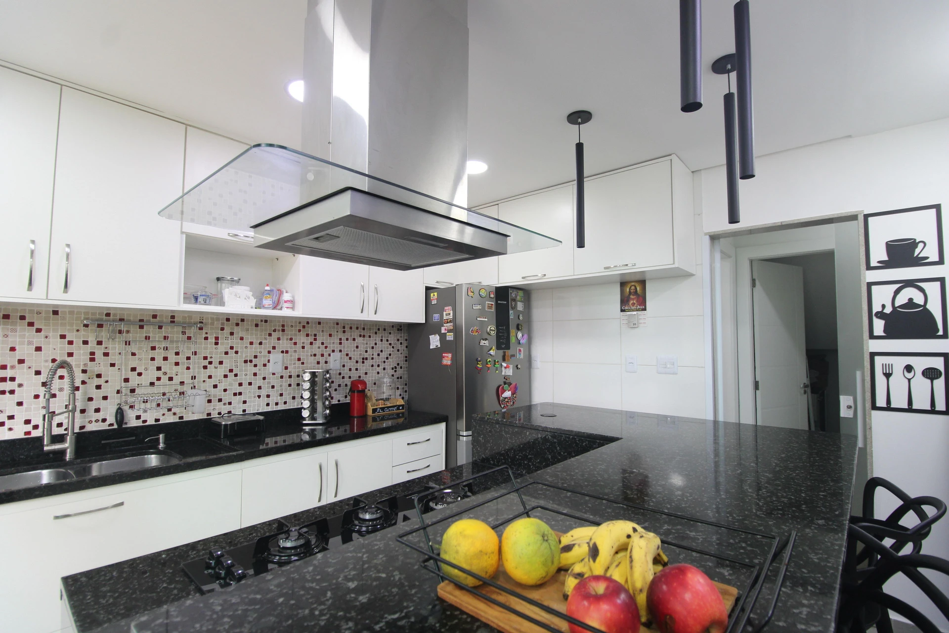 Casa mobiliada com 3 suítes e cozinha aberta com fogão a gás — photo 22
