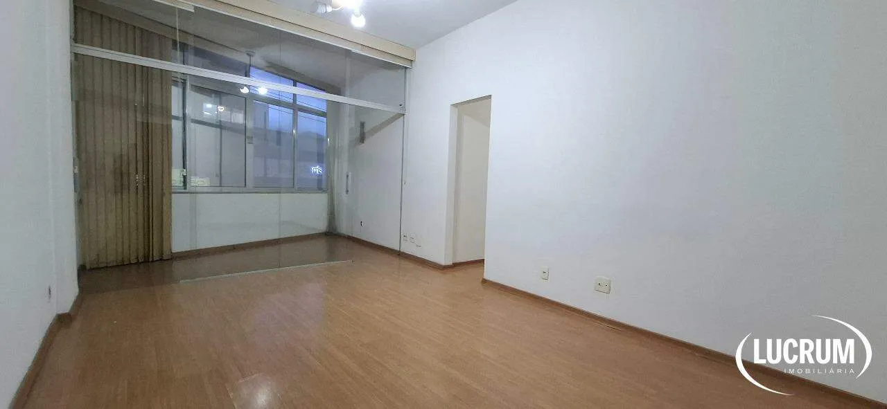 2-bedroom apartment with wood or laminate floors — photo 3