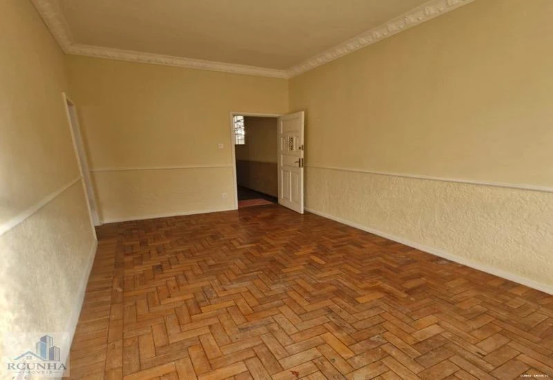 Wood or laminate floors in a one-bedroom apartment, 47 m² — photo 7