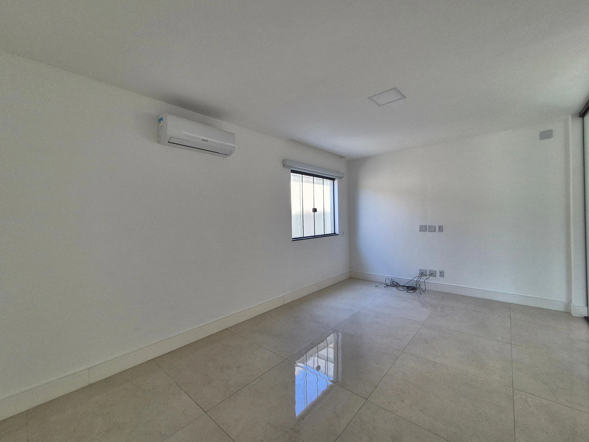 4-bedroom house with a glass-enclosed balcony — photo 9