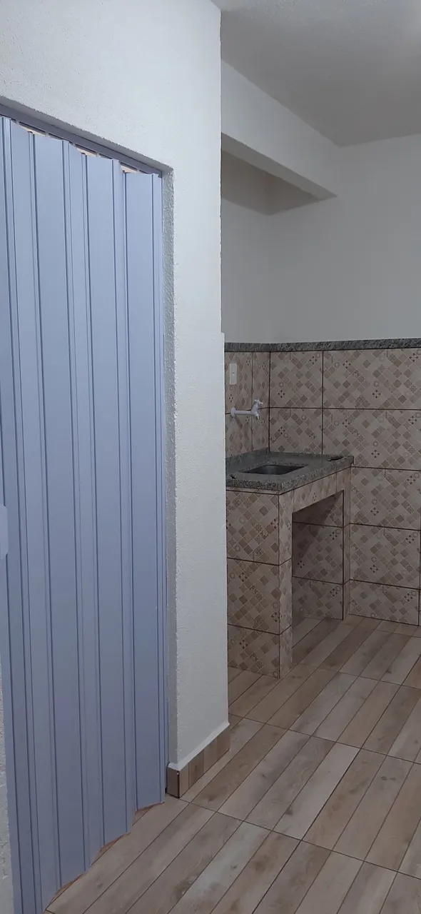 Studio-sized kitinete with 1 bedroom and compact kitchenette — photo 2