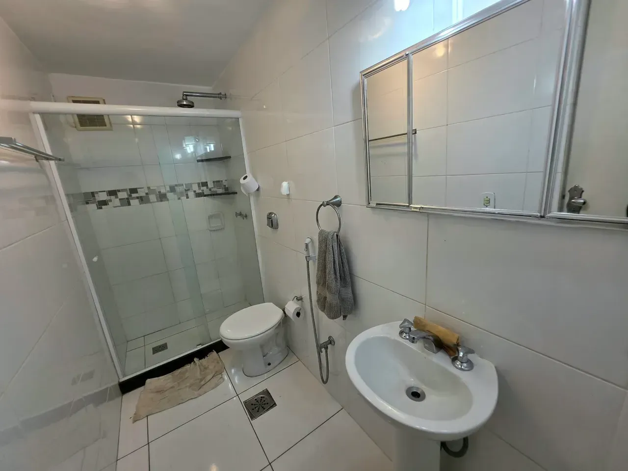 Furnished 2-bedroom apartment with open-plan kitchen — photo 8