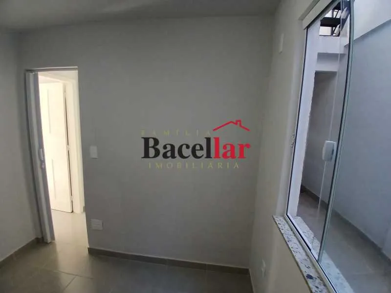 Rental apartment with 2 bedrooms and glass shower enclosure — photo 4