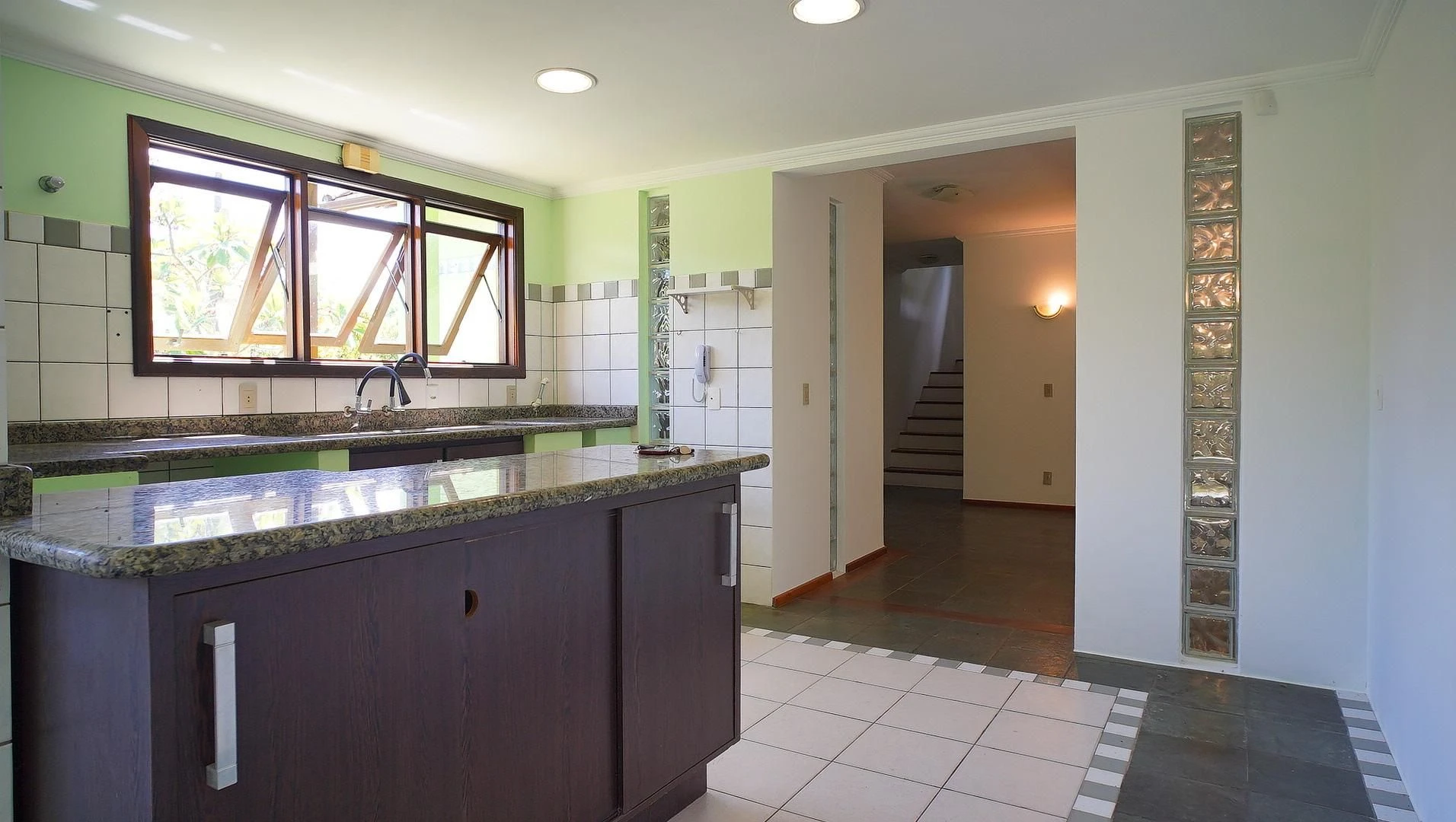 Панорамні вікна та 4 спальні: будинок 735 м² — photo 43