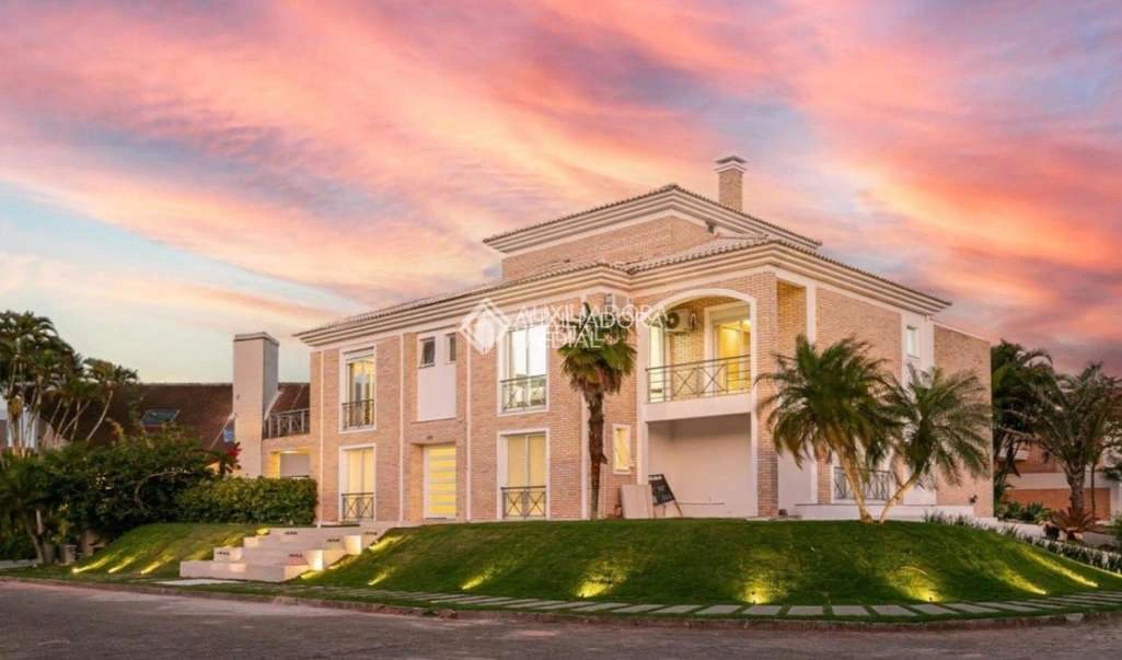 Rental house with 6 en-suite bedrooms and 7 baths