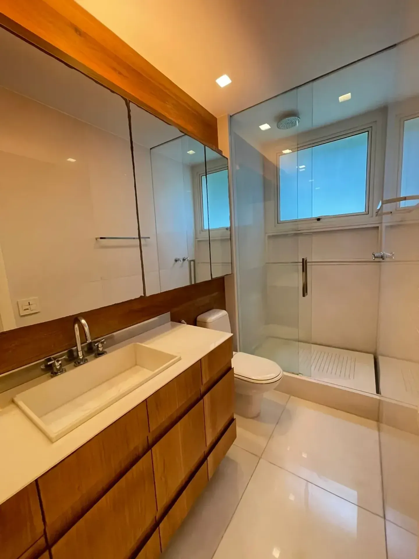 Furnished 3-bedroom apartment with glassed balcony — photo 26
