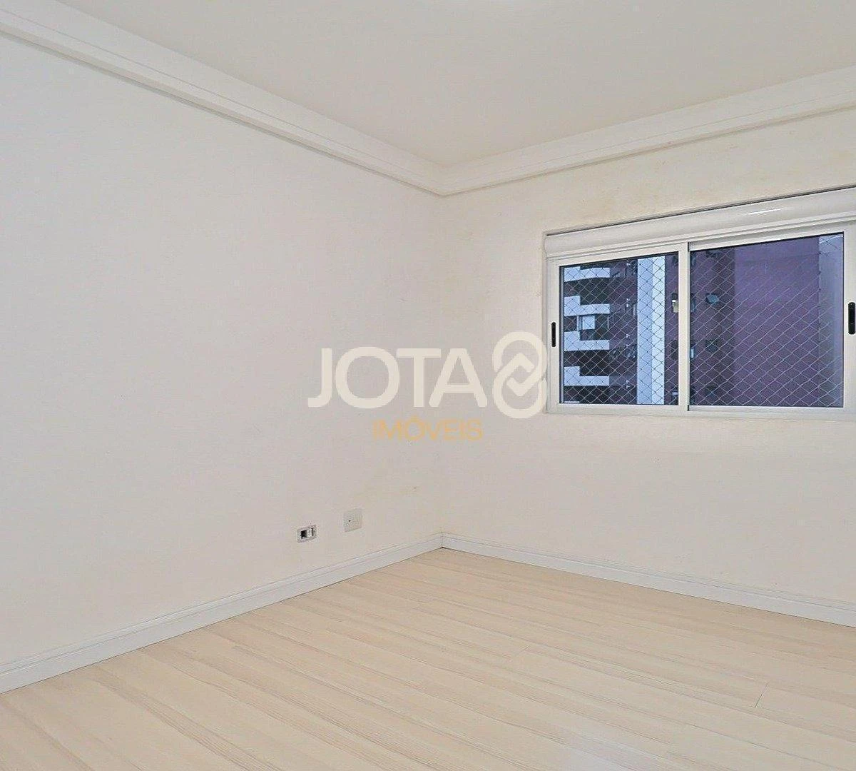 2-bedroom apartment with a glass-enclosed balcony — photo 5
