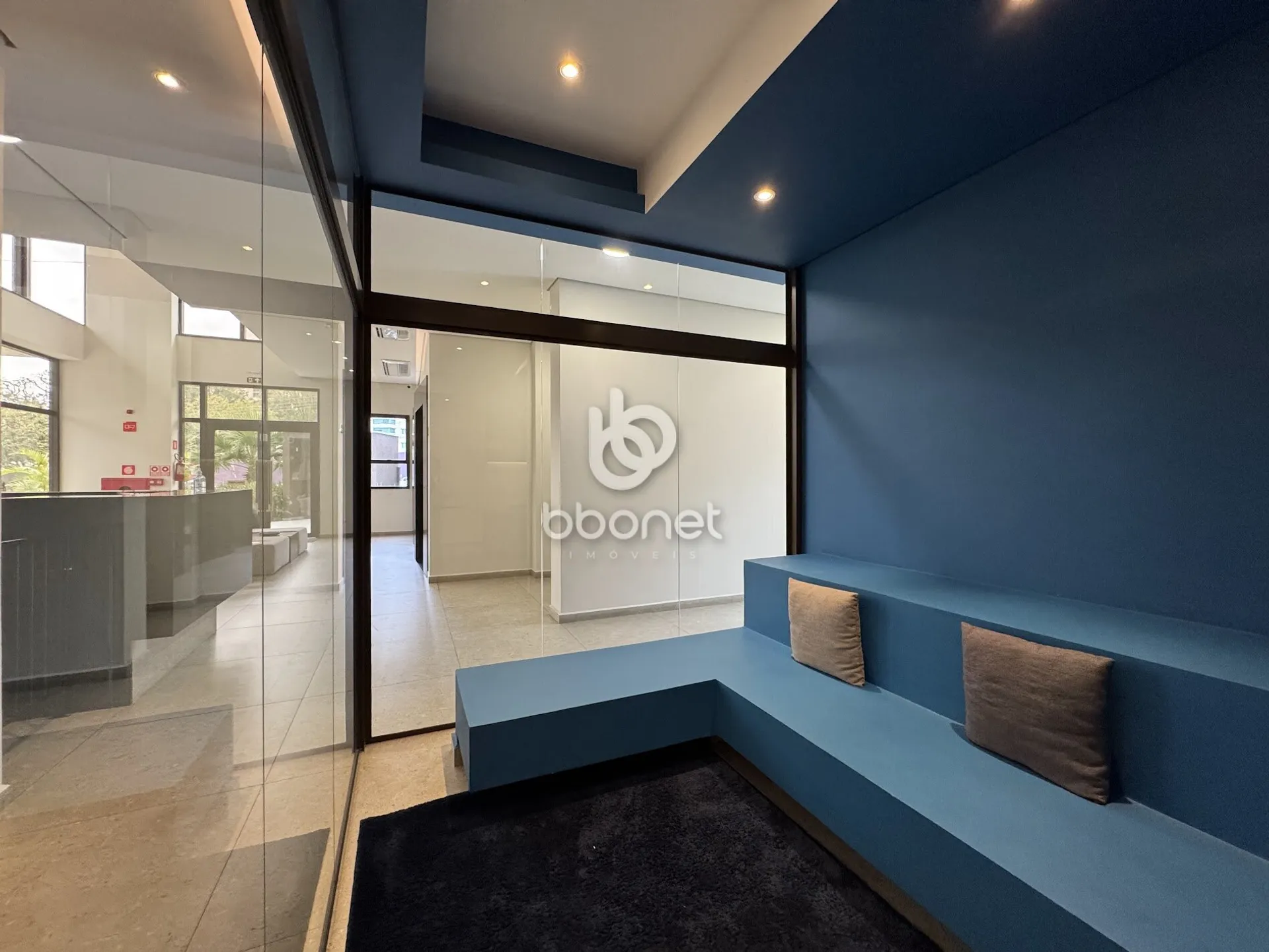 Furnished 1-bedroom apartment with glass balcony — photo 12