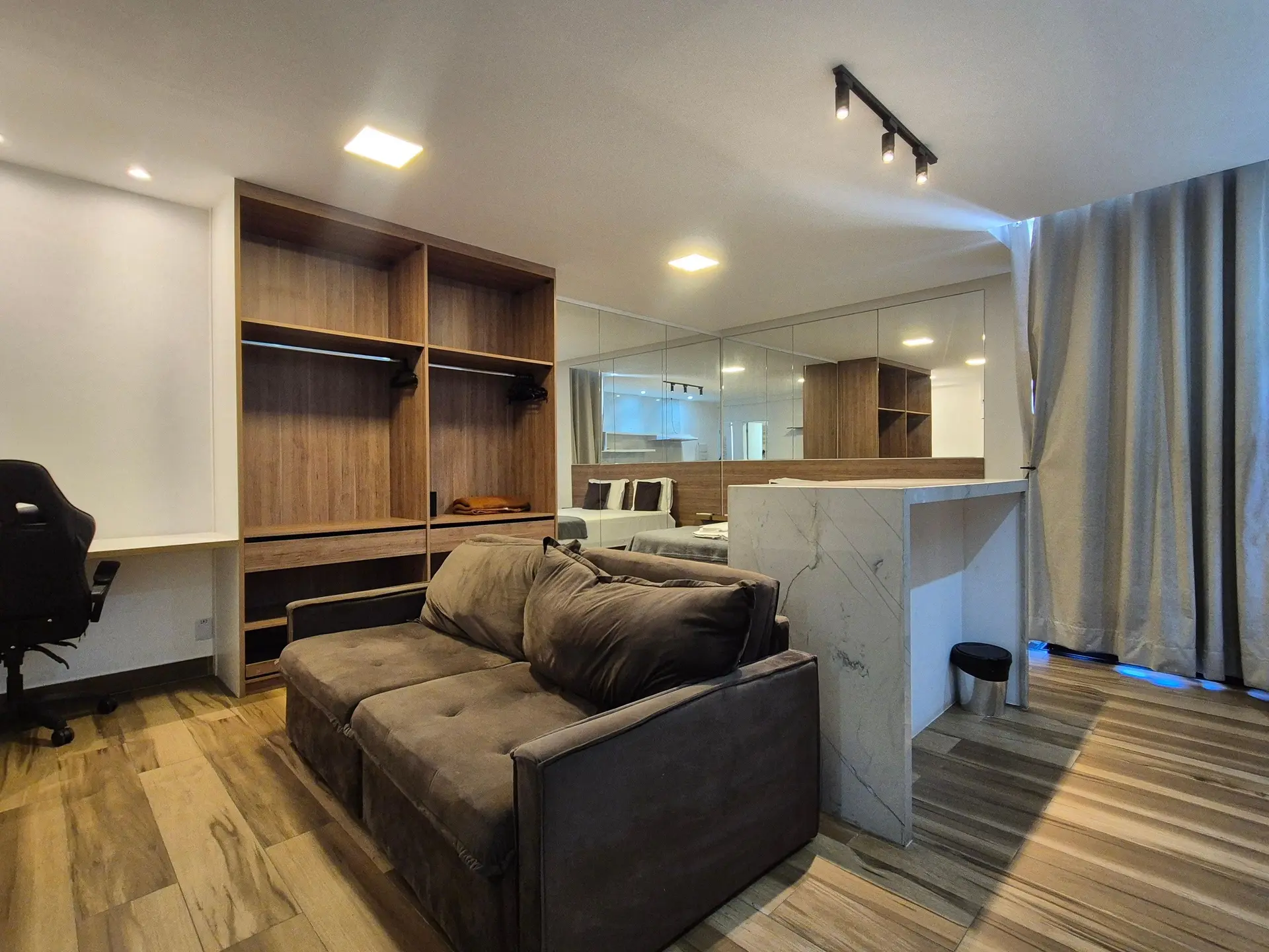 Estudio amueblado con cocina abierta y 1 plaza de parking