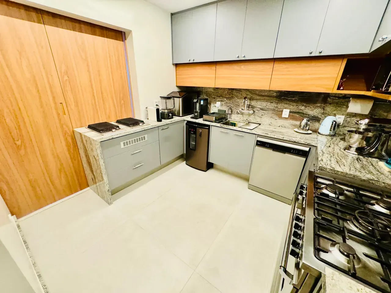 Furnished 3-bedroom apartment with 3 bathrooms — photo 6