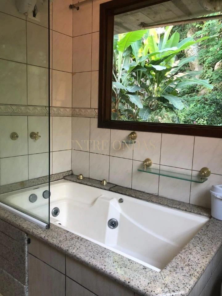 4-bedroom house with a bathtub in Florianópolis — photo 18