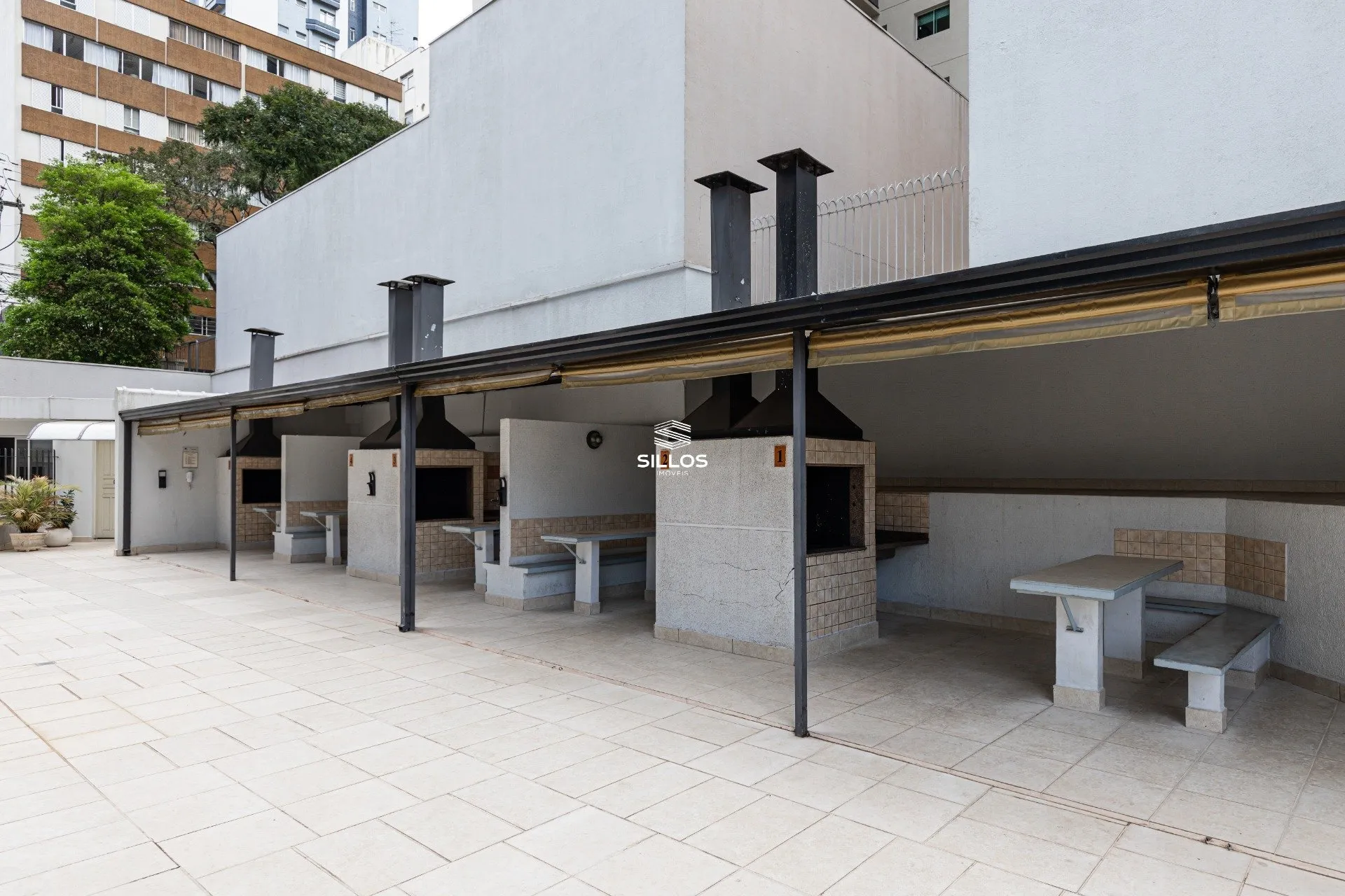 121 m² apartment with a glass-enclosed balcony and a bathtub — photo 34