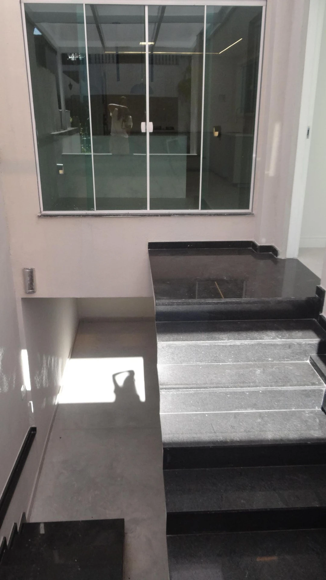Casa de 384 m² com janelas do piso ao teto e varanda gourmet — photo 134