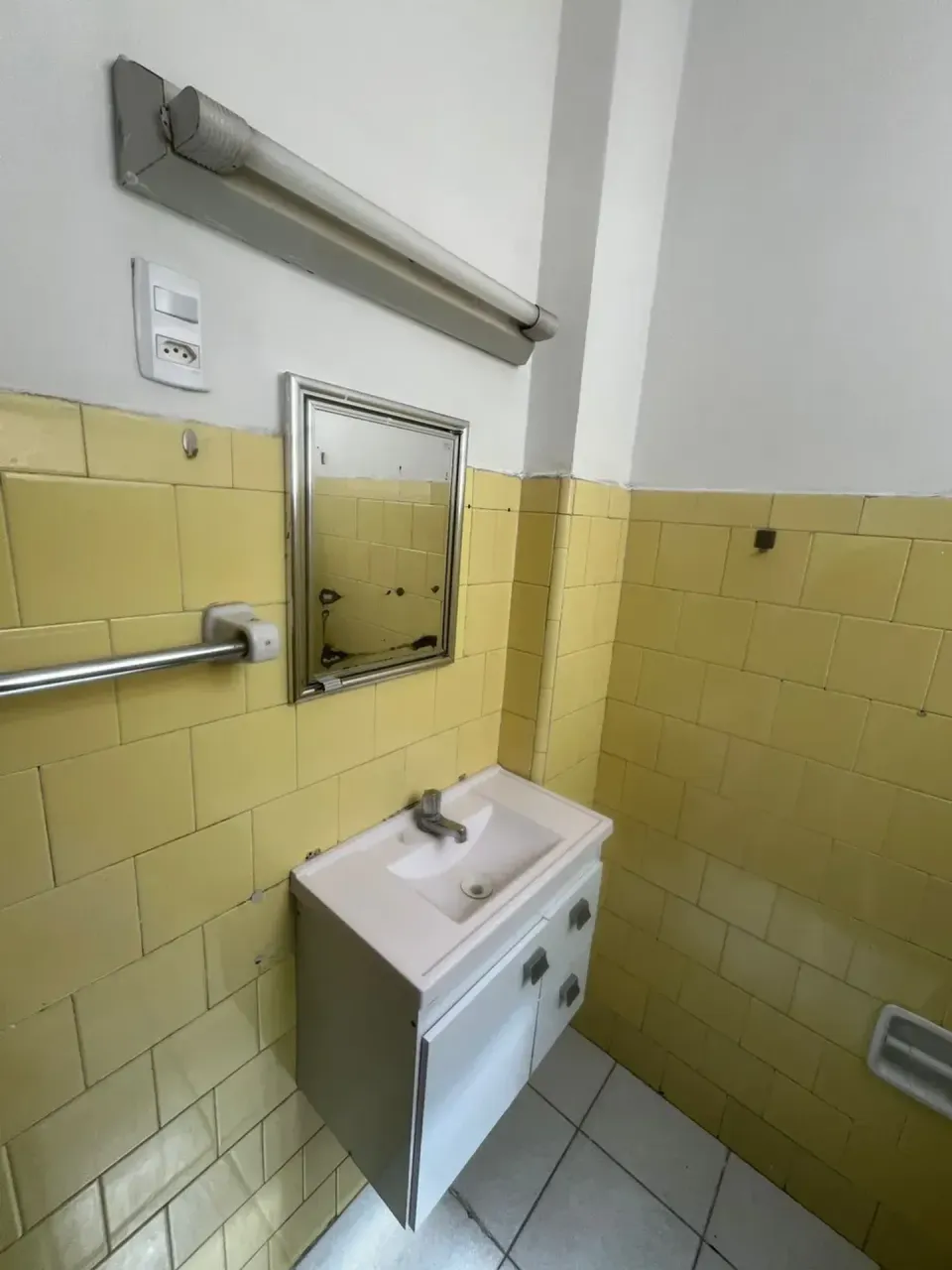 2-bedroom apartment with a glass-enclosed shower — photo 17