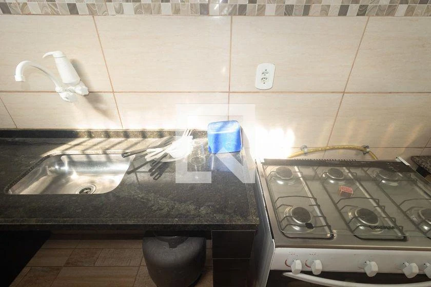 Kitnet con cocina compacta y fogón a gas — photo 3