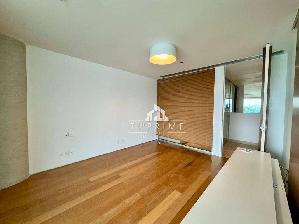 Furnished 1-bedroom apartment with an enclosed balcony — photo 18
