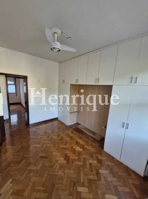 95 m² apartment with a bathtub and a walk-in closet