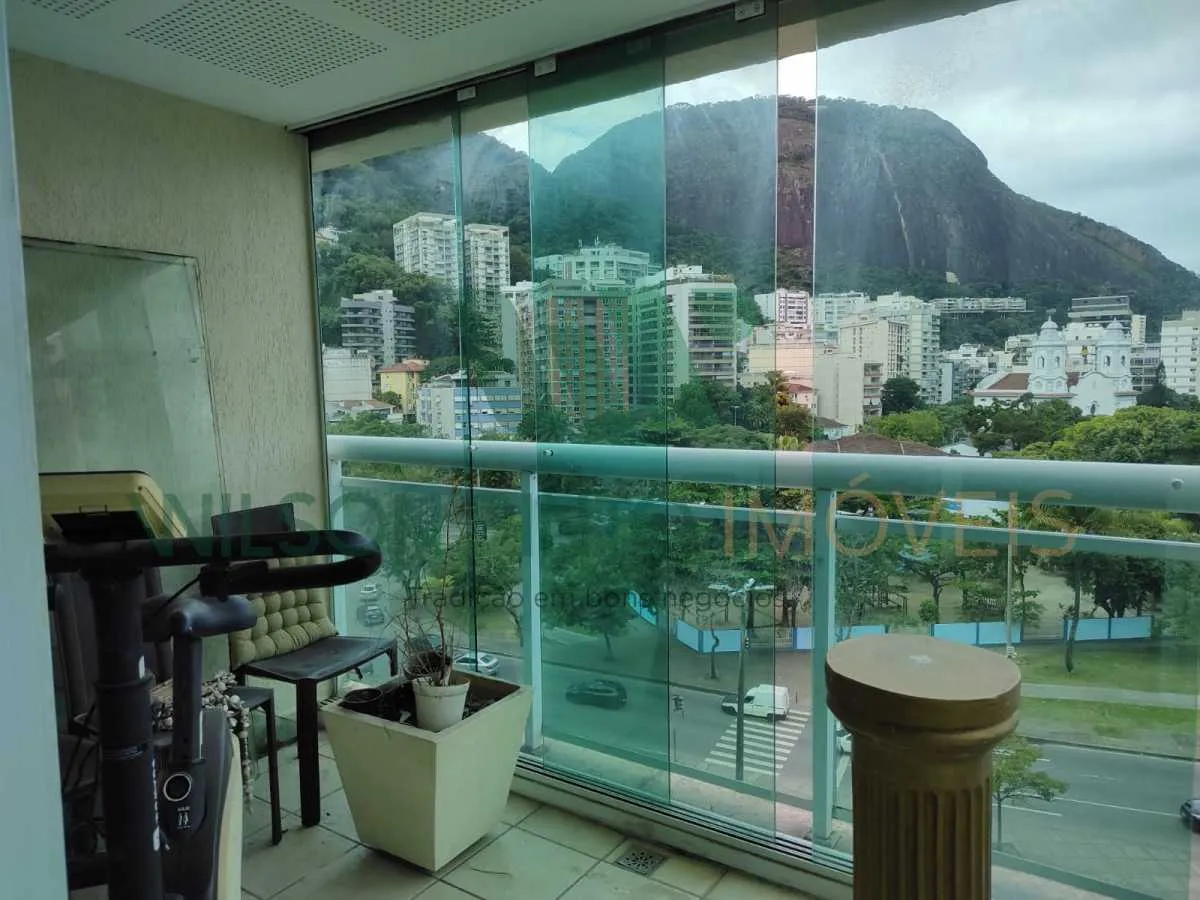 Balcony with a grill in a 2-bedroom apartment, 172 m² — photo 14