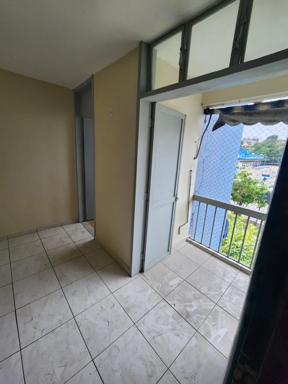 2-bedroom apartment with 1 bathroom, no parking