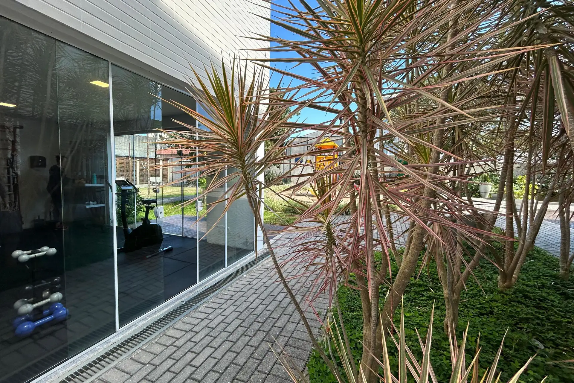 3-bedroom apartment with a grill on the balcony — photo 49