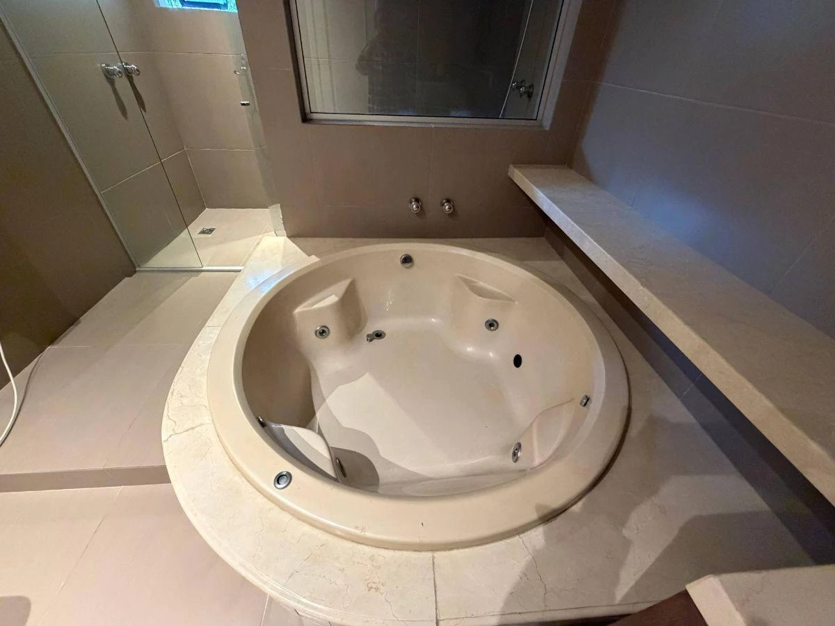 4-bedroom house with a bathtub — photo 36