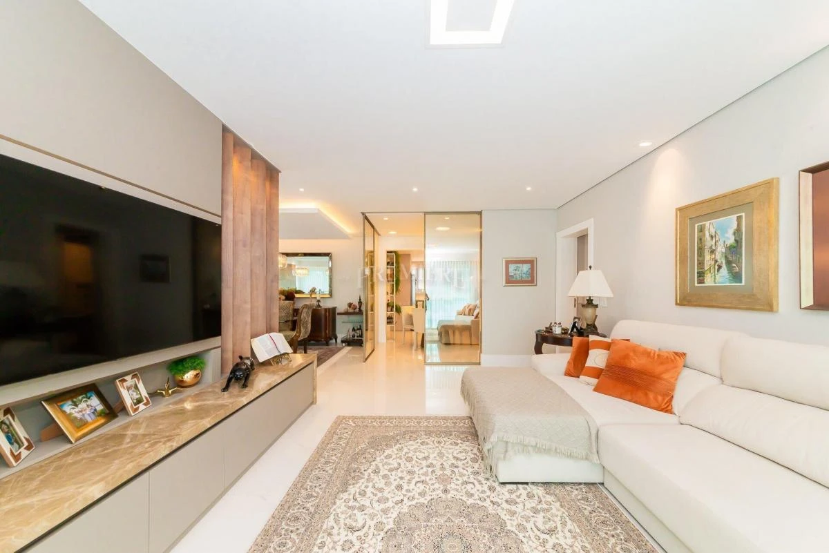 Apartment with 4 bedrooms and 5 baths, with a balcony — photo 8