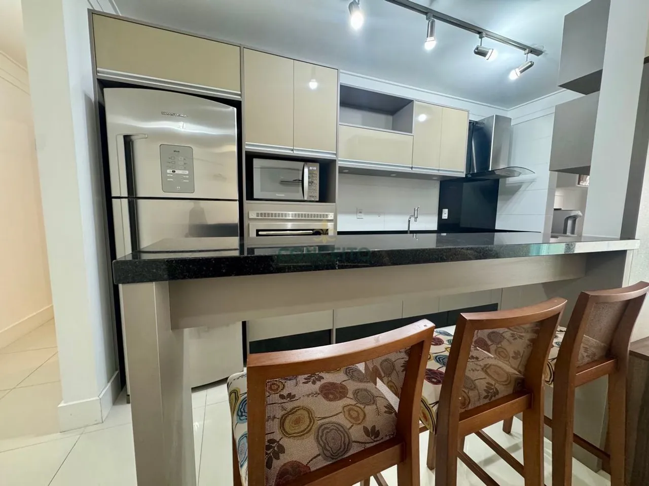 Furnished apartment, 94 m², with a glass-enclosed balcony — photo 2