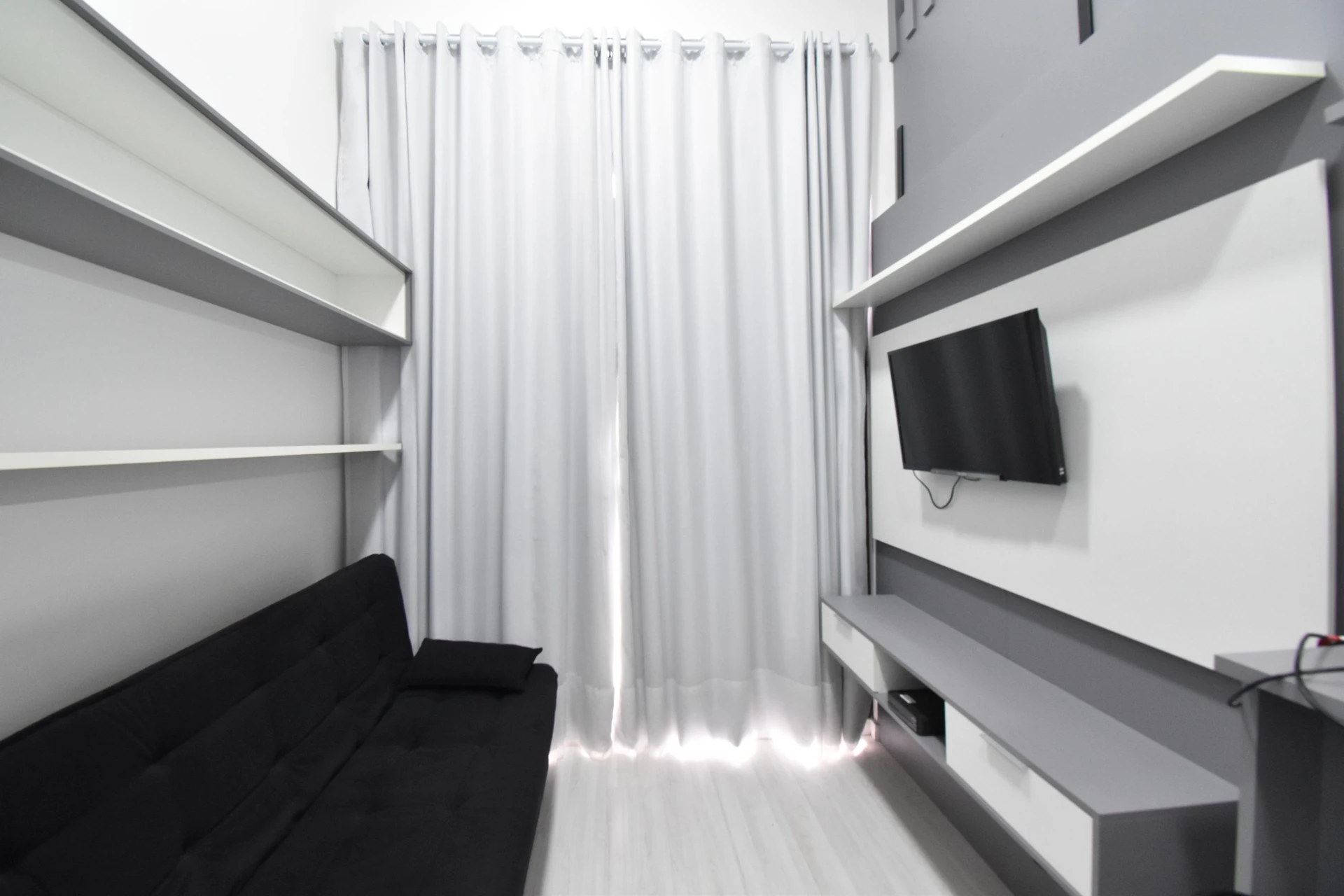 One-bedroom apartment in a building with a gym — photo 5