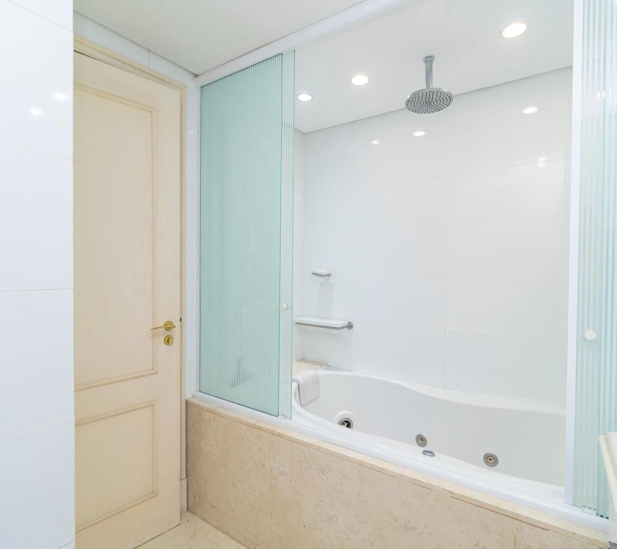 2-bedroom apartment with a bathtub in Curitiba — photo 29