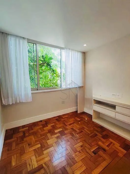 Home office in a 4-bedroom apartment, 316 m² — photo 5
