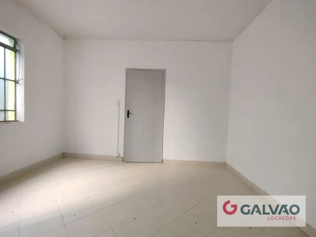 Unfurnished apartment with open-plan kitchen and 3 bedrooms — photo 12
