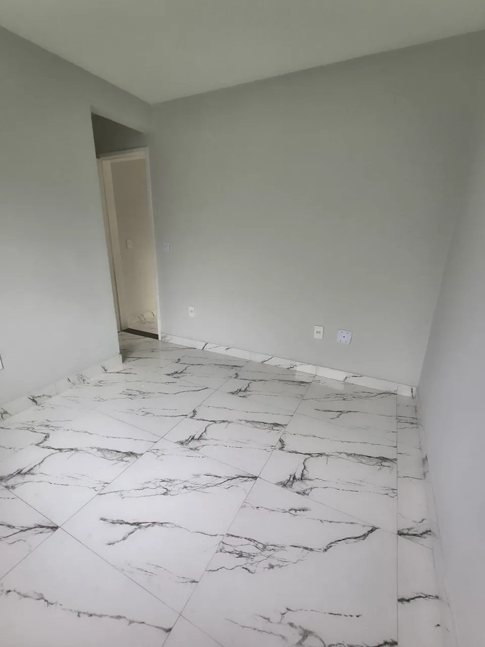 Unfurnished 1-bedroom apartment with open-plan kitchen — photo 17
