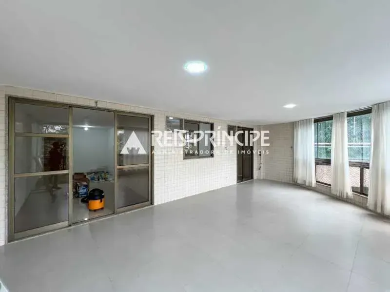3-bedroom apartment with 3 bathrooms and 2 parking spots