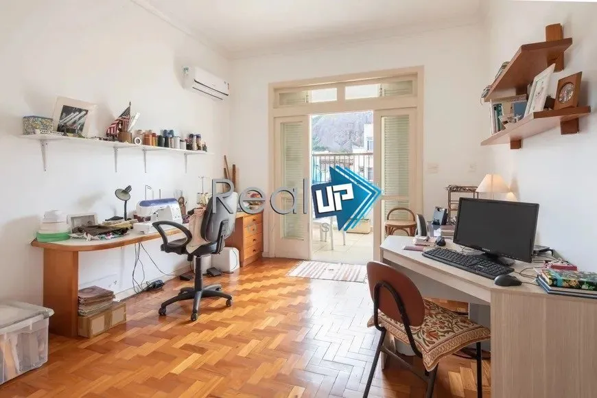 Penthouse with a glassed-in balcony and 4 bedrooms — photo 21