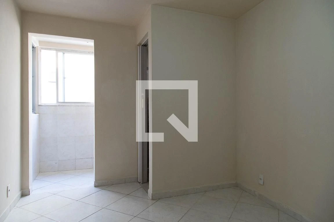 Unfurnished 1-bedroom apartment with a glass shower — photo 13