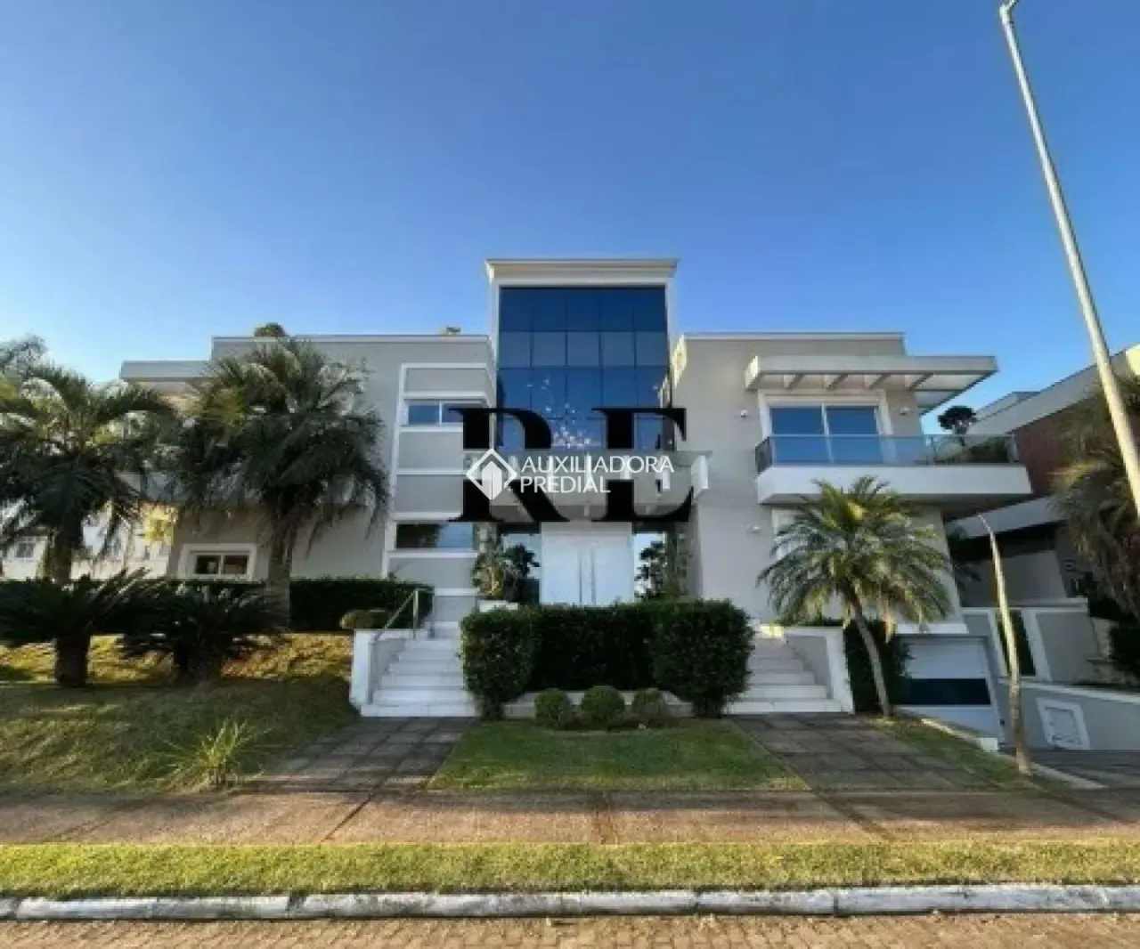 Casa mobiliada com 5 quartos e 5 banheiros