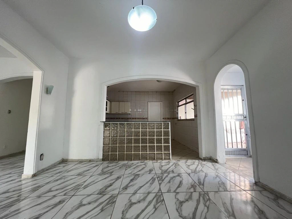 Casa para locação com 3 quartos e varanda