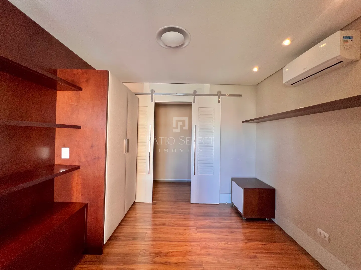 Гардеробная и 3 спальни: квартира 180 м² — photo 66