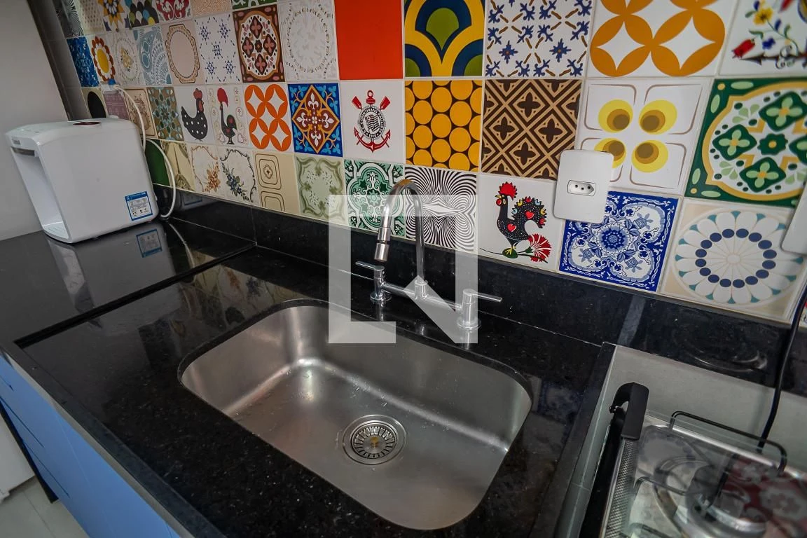 Furnished 2-bedroom apartment with en-suite bathrooms and open kitchen — photo 29