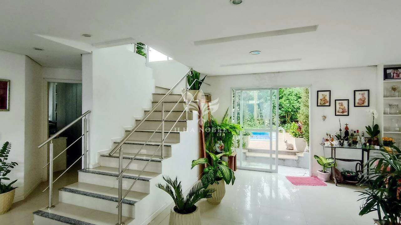 Glass-enclosed balcony in a 4-bedroom house, 400 m² — photo 18