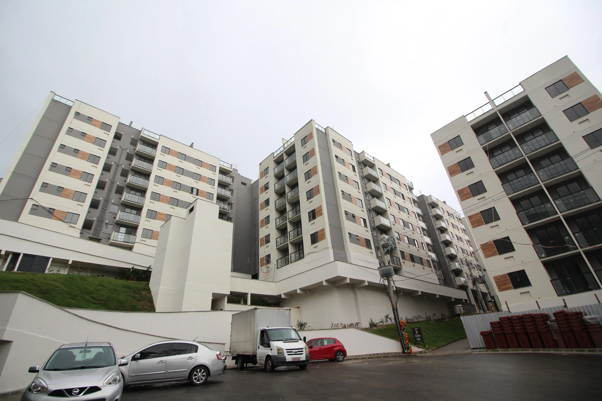 Unfurnished 2-bedroom apartment with balcony and private garden — photo 42