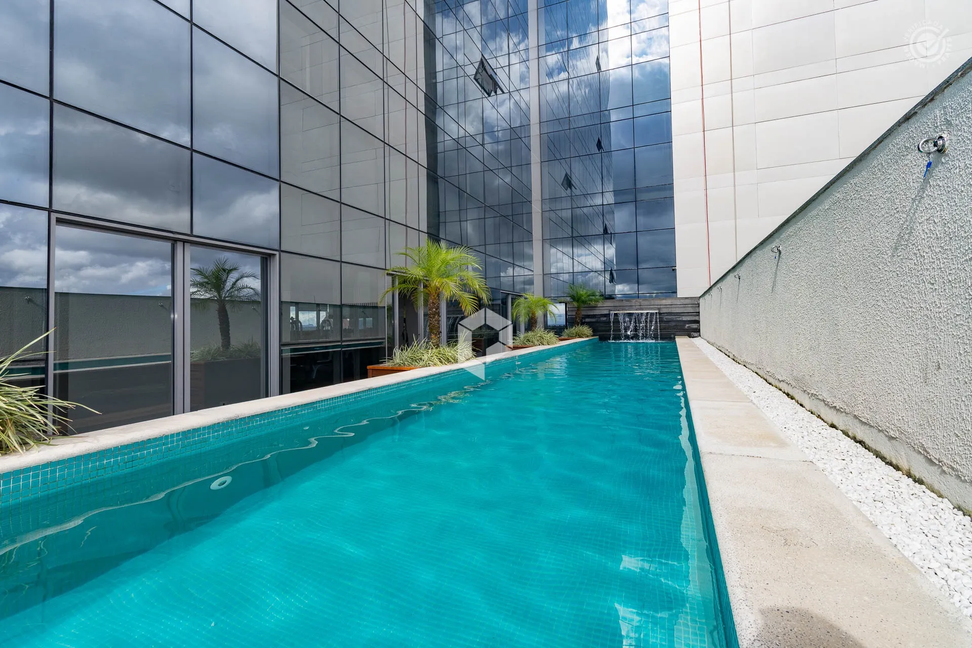Furnished 1-bedroom apartment with city view — photo 32