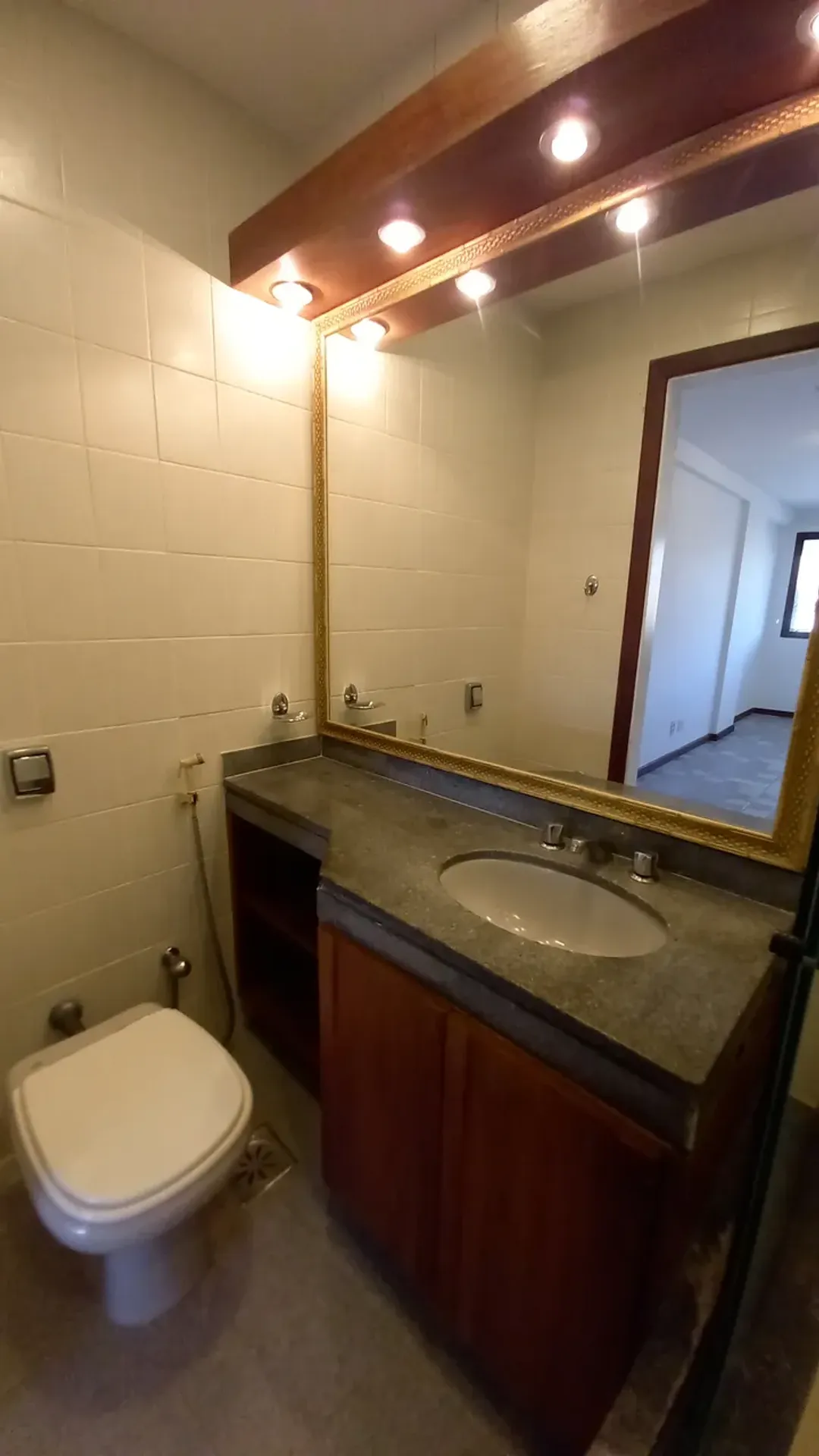 2-bedroom apartment with a bathtub — photo 17
