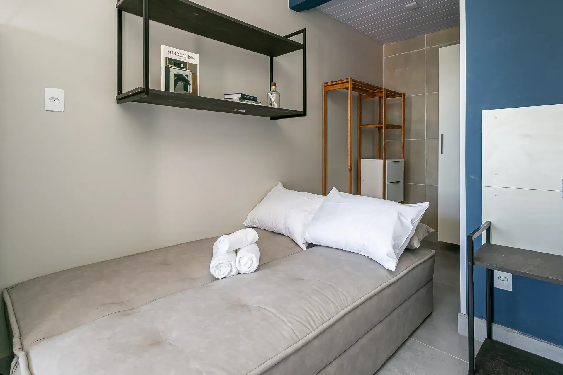 Estudio amueblado de 20 m² con ducha en vidrio y ducha eléctrica — photo 12