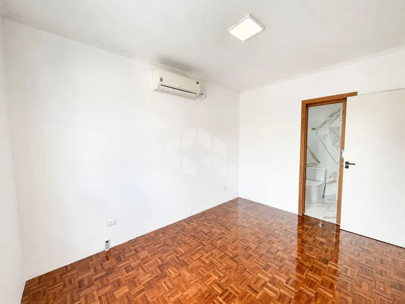 Apartment, 140 m², with wood or laminate floors — photo 18