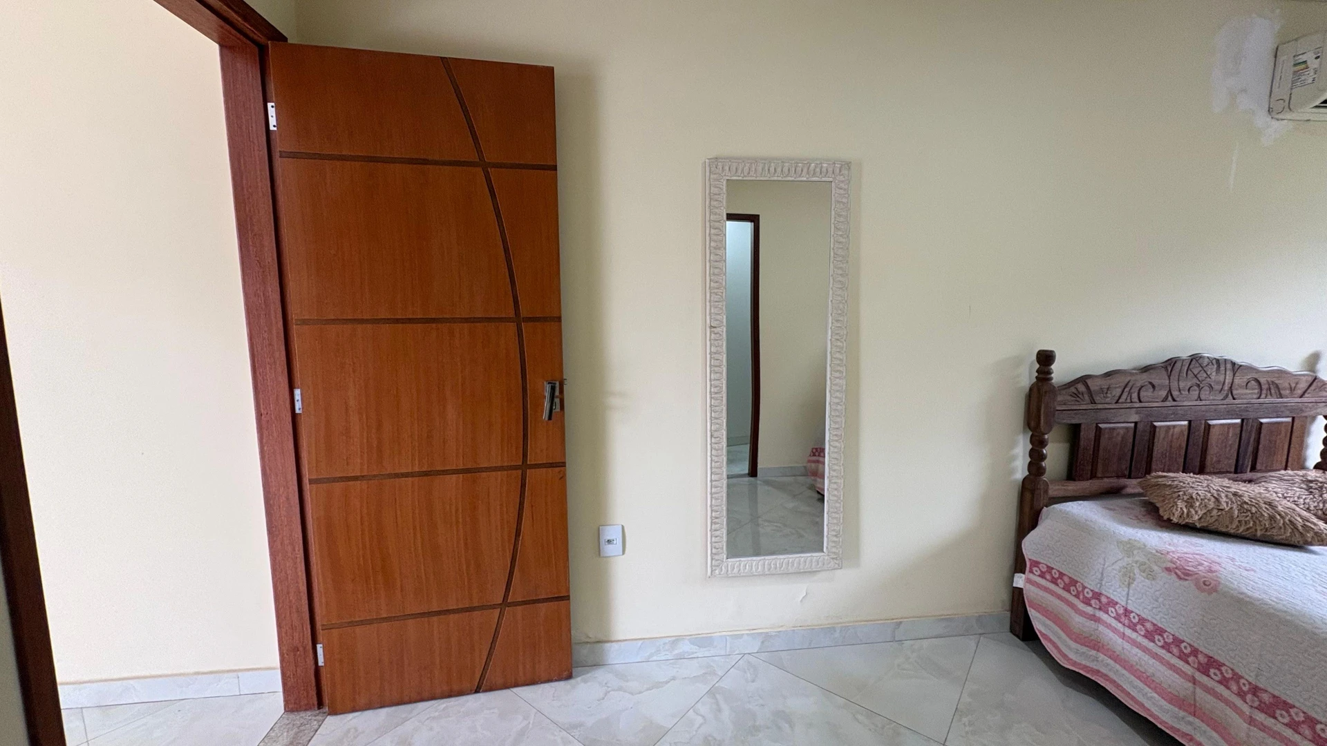 4-bedroom house with a glass-enclosed balcony — photo 59