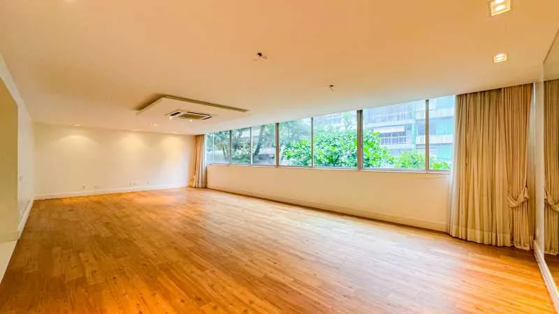 Floor-to-ceiling windows in a 4-bedroom apartment, 266 m² — photo 3