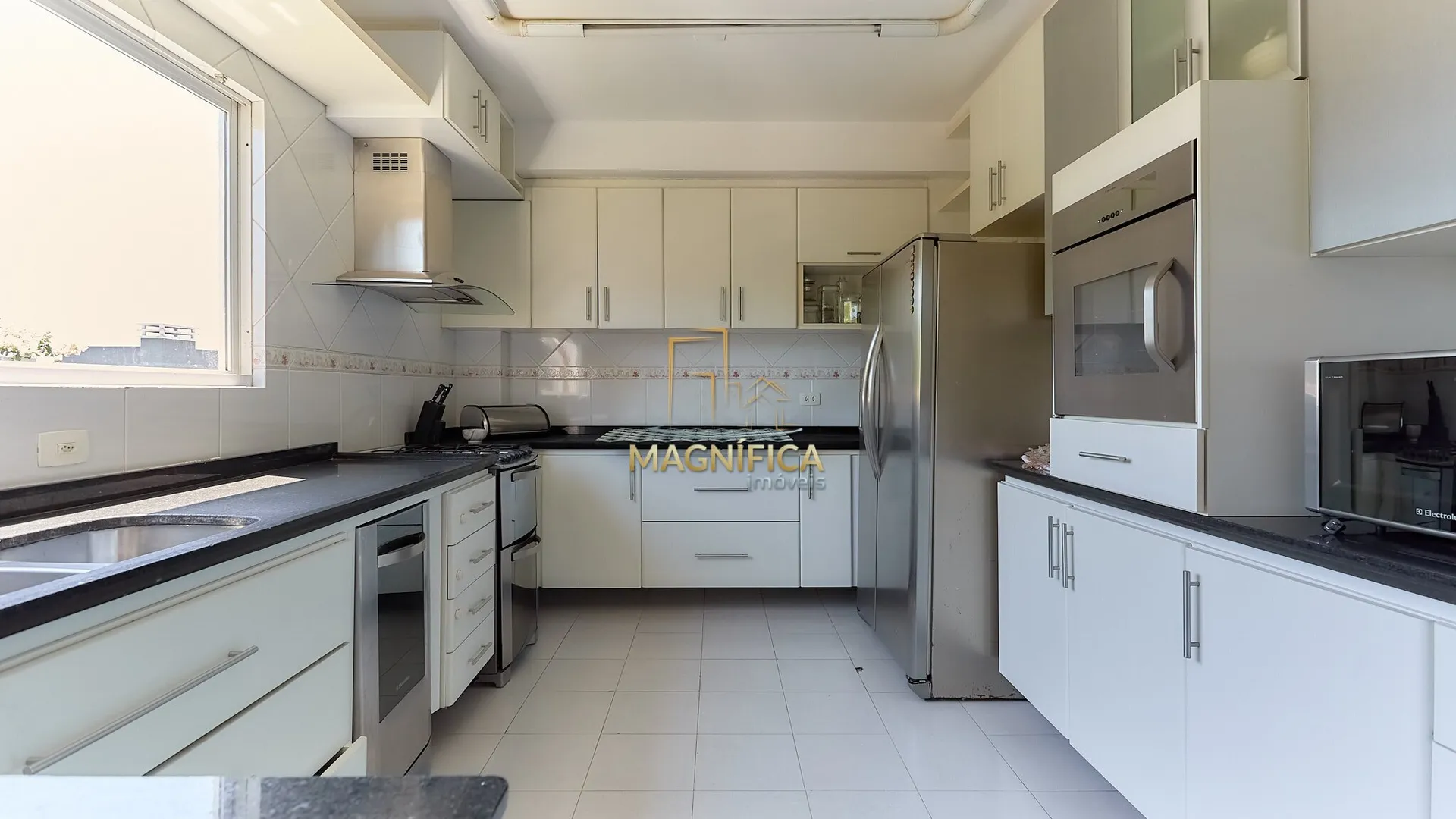 House with 4 bedrooms and 3 en-suite suites, 4 parking spaces — photo 20