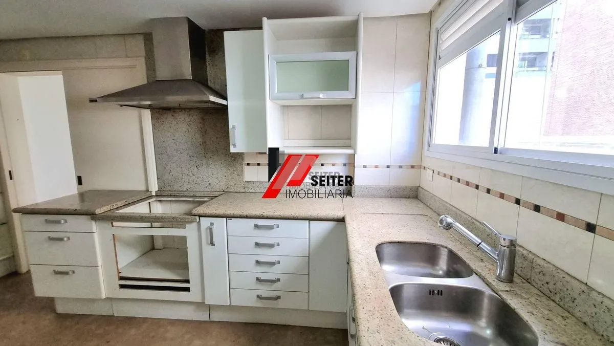 255 m² apartment with a private pool and a bathtub — photo 40