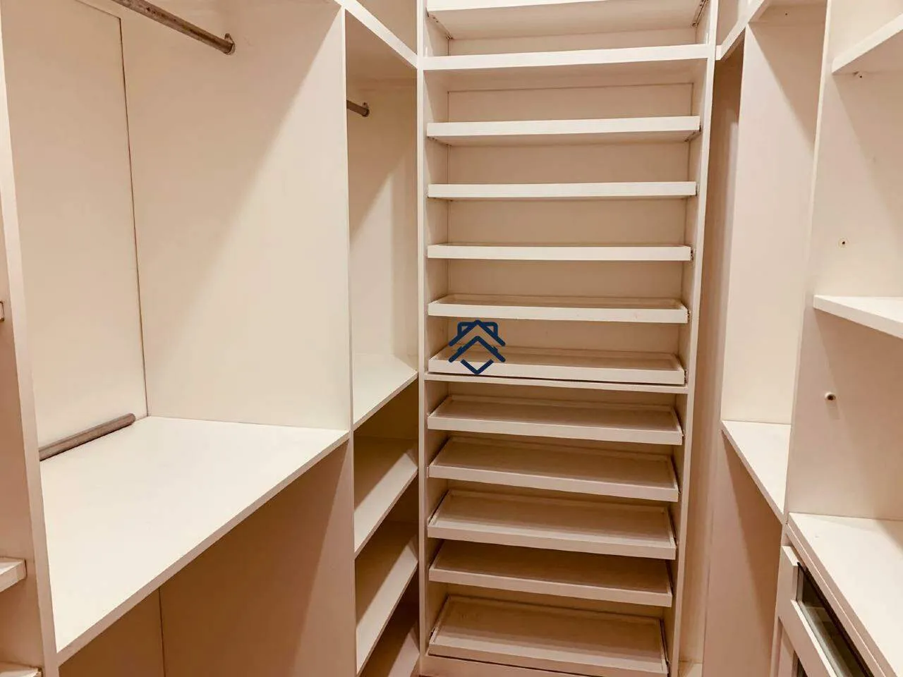 Walk-in closet in a 4-bedroom apartment, 180 m² — photo 6
